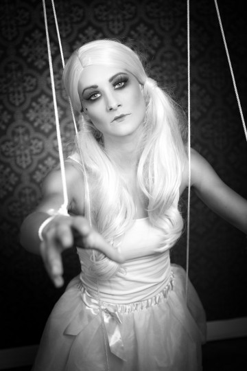 Marionette in schwarz weiss